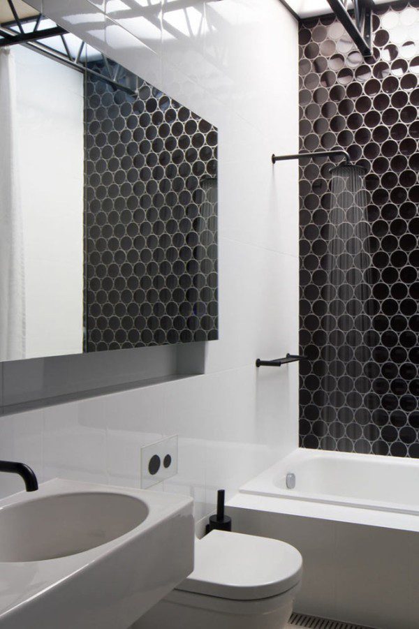 ¿Cómo podés jugar con el revestimiento en el baño?